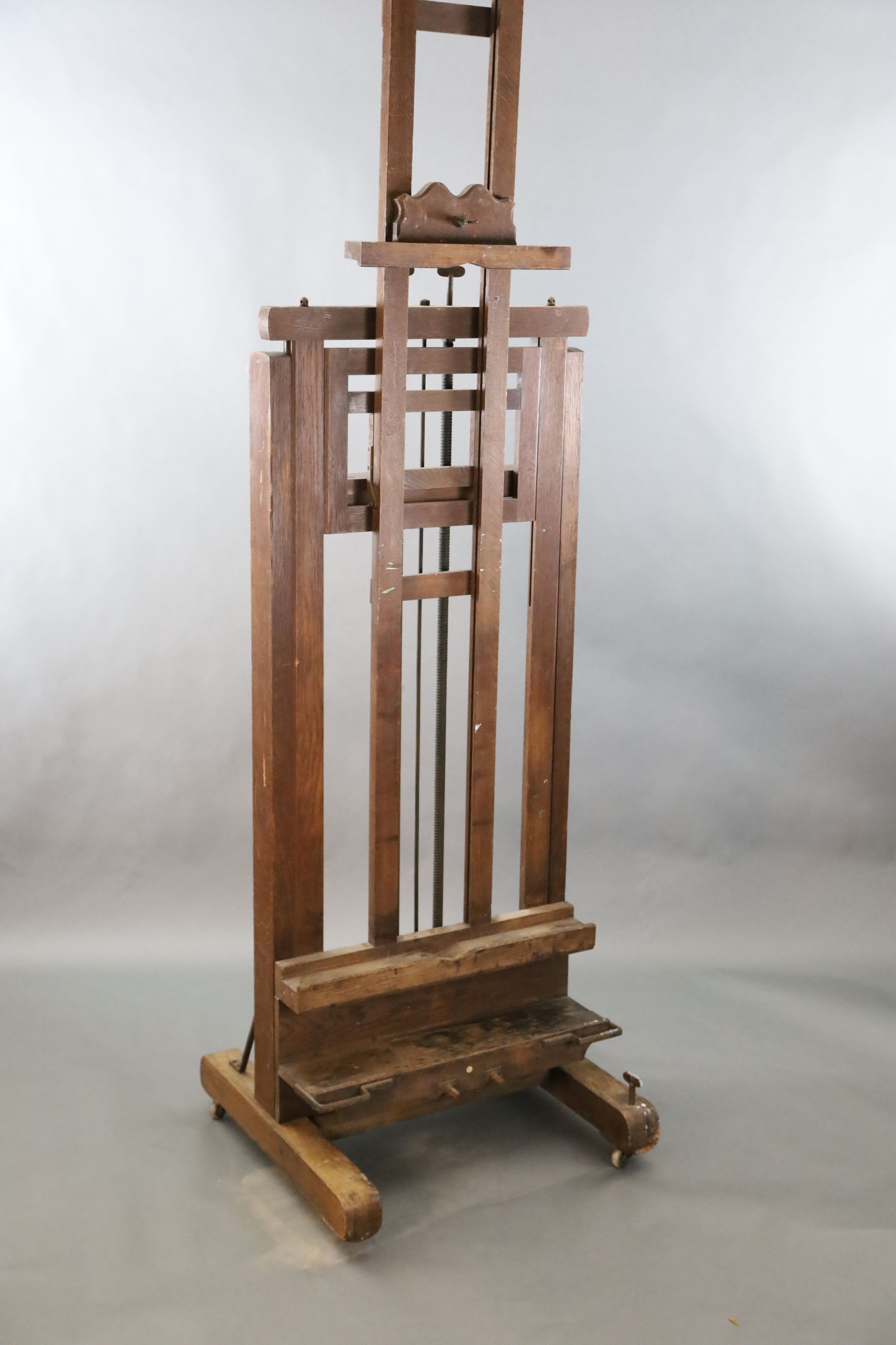 A Roberson & Co oak studio easel, W.2ft 4.5in. H.8ft 10in.